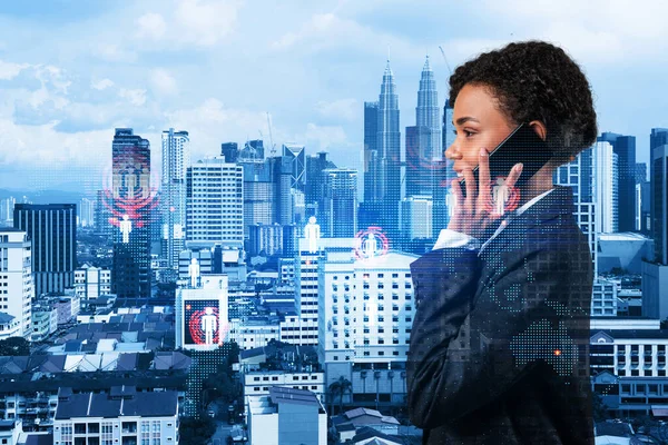 Привлекательная черная женщина новые подходы к защите конфиденциальной информации клиентов с помощью телефона. Иконки социальных сетей в Куала-Лумпуре. — стоковое фото