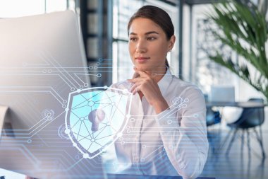 İş yerindeki beyaz gömlekli çekici iş kadını müşteri siber güvenliğini savunmak için dizüstü bilgisayarla çalışıyor. Müşteri koruma kavramı. Ofis arka planında asma kilit hologramı.