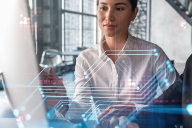 Resmi olarak çalışan iki meslektaş, yeni teknolojiler uygulayarak iş sürecini optimize etmek için birlikte çalışıyorlar. Modern ofis arka planında panoramik pencereli Hi Tech hologramları