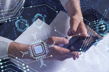Programcı elinde akıllı bir telefon tutuyor ve tamamen yeni bir hizmet sunmak için yenilikçi bir uygulamayı test ediyor. Yakın çekim. Hologram teknik grafikleri. Dev takım kavramı.