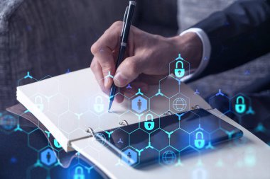 Programcı, müşterilerin siber güvenliği korsan saldırılarından korumak ve müşterilerinin gizli verilerini kaydetmek için gerekli notları alıyor. Akıllı telefon kullanmak. Asma kilit hologram simgeleri. Resmi giysi