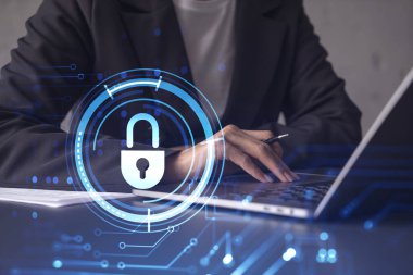 Bir kadın programcı bilgisayar üzerinden bir siber güvenliği korsan saldırılarından korumak ve müşterilerin gizli bilgilerini kaydetmek için kod yazıyor. Hologram simgelerini daktilo eden ellerin üzerine kilitle. Resmi giysi.
