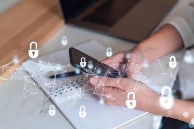 Bir kadın programcı, bir siber güvenliği bilgisayar korsanlarından korumak ve müşterilerinin gizli bilgilerini kaydetmek için akıllı telefonuyla internette geziniyor. Hologram simgelerini daktilo eden ellerin üzerine kilitle. Resmi giysi