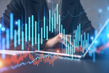 Ofiste bilgisayarda daktilo eden bir iş kadını. Fiancial grafik hologramı. Çift pozlama.