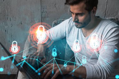 Ciddi bir Kafkasyalı programcı, verileri korumak için yeni bir güvenlik sistemi geliştirmek için dizüstü bilgisayar kullanıyor. Çifte maruziyet. IT hologram simgesini kilitle.