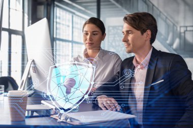 İş adamı ve iş kadını müşterileri korumak için birlikte çalışıyor. Gizli bilgiler ve siber güvenlik. Ofis arka planında panoramik pencereli bilişim hologramı asma kilit simgeleri.