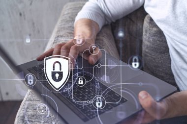 Bir programcı bir siber güvenliği bilgisayar korsanlarından korumak ve müşterilerin gizli bilgilerini kaydetmek için klavyeye kod yazıyor. Yazan ellerin üzerine asma kilit hologramı simgeleri.
