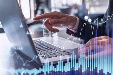 Doğru yatırım çözümlerine devam etmek için borsayı araştırmak için klavyeyi yazan eller. İnternet ticareti ve zenginlik yönetimi kavramı. Resmi kıyafet. Hologram Forex grafiği yakın çekim üzerine.