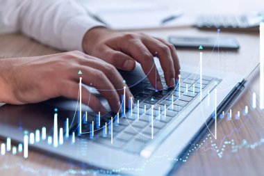 Doğru yatırım çözümlerine devam etmek için borsayı araştırmak için klavyeyi yazan eller. İnternet ticareti ve zenginlik yönetimi kavramı. Resmi kıyafet. Hologram Forex grafiği yakın çekim üzerine.