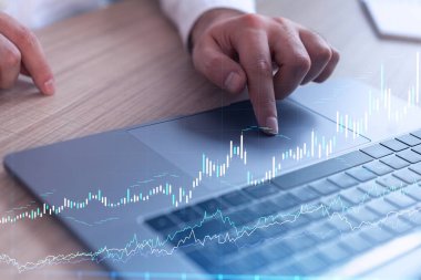 Doğru yatırım çözümlerine devam etmek için borsayı araştırmak için klavyeyi yazan eller. İnternet ticareti ve zenginlik yönetimi kavramı. Resmi kıyafet. Hologram Forex grafiği yakın çekim üzerine.
