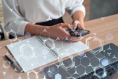 Resmi olarak çalışan iş kadını elinde akıllı bir telefon tutuyor ve tamamen yeni bir hizmet sunmak için yenilikçi bir uygulamayı test ediyor. Yakın çekim. Hologram teknik grafikleri. Dev takım kavramı.