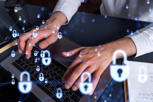Программист печатает код на клавиатуре, чтобы защитить кибербезопасность от хакерских атак и сохранить конфиденциальные данные клиентов. Иконки голограммы навесного замка над печатающими руками.