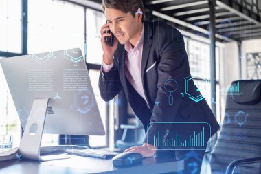 Takım elbiseli iş adamının, iş sürecinde yeni teknolojiler ima ederek gelişimi optimize etmek için konferans çağrısı var. Ofis arka planında panoramik pencereli yüksek teknoloji hologramı ve bağlantıları var