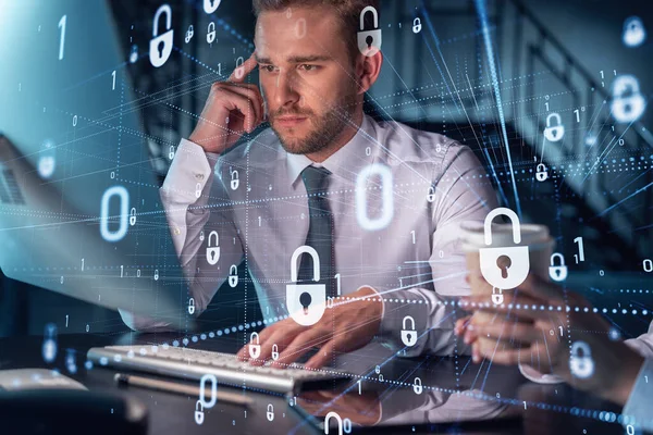 Dos colegas que trabajan juntos para proteger la información confidencial de los clientes y la seguridad cibernética. IT holograma candado iconos moderno fondo de la oficina en la noche — Foto de Stock