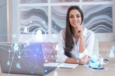 İş yerindeki beyaz gömlekli çekici iş kadını uluslararası iş danışmanlığı için yeni çalışanlar arıyor. İK ve sosyal medya hologram simgeleri ofis arka planında