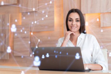 İş yerindeki beyaz gömlekli çekici iş kadını uluslararası iş danışmanlığı için yeni çalışanlar arıyor. İK ve sosyal medya hologram simgeleri ofis arka planında