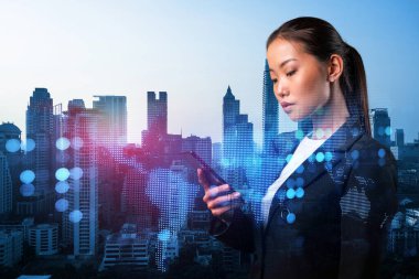 Uluslararası şirketteki çekici Asyalı İK müdürü akıllı telefon kullanarak adam toplamak için yüksek nitelikli uzmanlar arıyor. Bangkok 'ta sosyal medya hologramları.