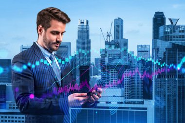 Yakışıklı beyaz tüccar sermaye piyasası davranışını tahmin etmek için alıntıları kontrol ediyor. Ticaret stratejisi kavramı. Eski çizelge. Singapur. Çift pozlama.