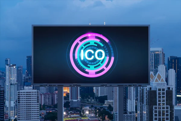 ICO hologram ikona na billboardu nad panorama města pohled Kuala Lumpur v noci. KL je centrem projektů blockchain v Malajsii v Asii. Koncept počáteční nabídky mincí, decentralizované finance — Stock fotografie