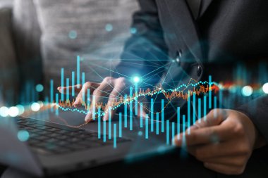 Ofiste bilgisayarda daktilo eden bir iş kadını. Fiancial grafik hologramı. Çift pozlama.
