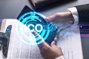 Ofiste akıllı telefon kullanan bir iş kadını. ICO hologramı. İlk madeni para verme konsepti. Çift pozlama.