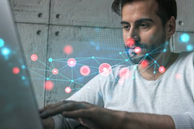 Dünya 'yı daha iyi bir yer haline getirecek yeni teknolojiler geliştirmek için dizüstü bilgisayar kullanan ciddi bir beyaz yönetici. Çifte maruziyet. Soyut teknoloji hologramı.