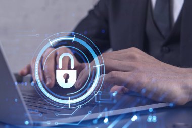 Bir programcı, bir siber güvenliği korsan saldırılarından korumak ve müşterilerin gizli verilerini kurtarmak için bilgisayarda kod yazıyor. Hologram simgelerini daktilo eden ellerin üzerine kilitle. Resmi giysi.