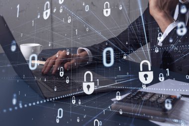 Bir programcı, bir siber güvenliği korsan saldırılarından korumak ve müşterilerin gizli verilerini kurtarmak için bilgisayarda kod yazıyor. Hologram simgelerini daktilo eden ellerin üzerine kilitle. Resmi giysi.