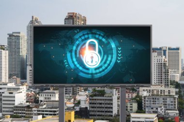 Güneydoğu Asya 'daki işi korumak için gündüz vakti Panorama City manzaralı yol reklam panosunda asma kilit hologramı. Bilgi güvenlik kalkanları kavramı.