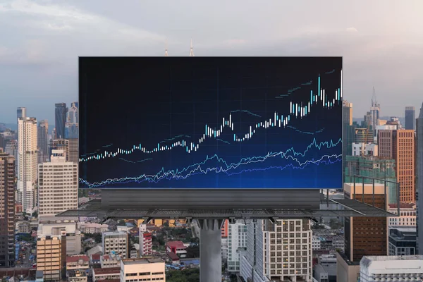 Holograma gráfico FOREX brillante en valla publicitaria, paisaje urbano panorámico aéreo de Kuala Lumpur al atardecer. Comercio de acciones y bonos en KL, Malasia, Asia. Concepto de gestión de fondos. —  Fotos de Stock