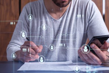 Potansiyel bir çalışan kariyerini yükseltmek ve kişisel gelişim için yeni fırsatlar elde etmek için sözleşmeyi imzalıyor. Başarı kavramı. Akıllı telefondaki anlaşmanın detaylarını kontrol ediyorum. Sosyal medya simgeleri