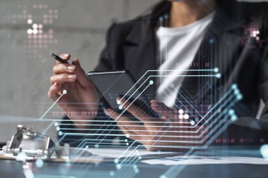 İş kadını, konferans için yüzgeç teknolojisi yaratma ve yenilikçi hizmet için yatırım yapma sözleşmesini imzalıyor. Akıllı telefondan detayları kontrol ediyorum. Hologram teknisyen grafikleri.