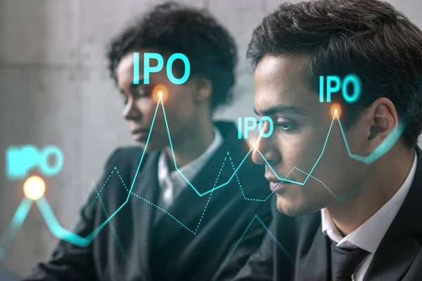 Два бизнесмена работают над листингом проекта на рынке капитала. Концепция IPO. Мультиэкспозиция. — стоковое фото