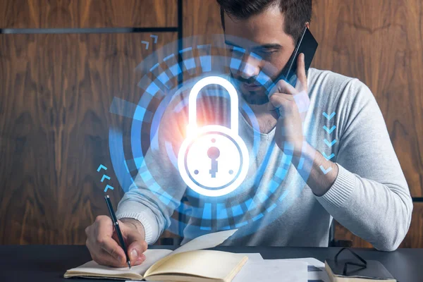 Gerente guapo en casual, hablando por teléfono y tomando notas en la oficina tratar de determinar las necesidades de TI del cliente para proteger su información. Doble exposición. El concepto de confidencialidad y privacidad. — Foto de Stock