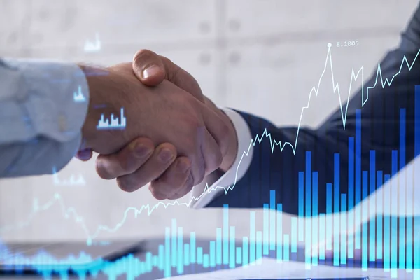 Ett handslag symboliserar en kapitalmarknadstransaktion för att gå vidare med lönsamma affärer i aktiehandel. Finansiellt hologram diagram overt tabellen med dokumentet. — Stockfoto