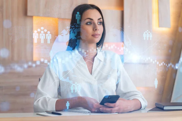 Attraktiv forretningskvinde i hvid skjorte ved hjælp af smartphone til at tjekke nye kandidater til international business rådgivning. HR, ikoner på sociale medier over moderne kontorbaggrund. - Stock-foto