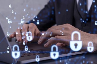 Bir programcı, bir siber güvenliği korsan saldırılarından korumak ve müşterilerin gizli verilerini kurtarmak için bilgisayarda kod yazıyor. Hologram simgelerini daktilo eden ellerin üzerine kilitle. Resmi giysi.