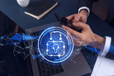Bir programcı, bir siber güvenliği hacker saldırılarından korumak ve müşterilerinin gizli verilerini kaydetmek için akıllı telefonuyla internete giriyor. Hologram simgelerini daktilo eden ellerin üzerine kilitle. Resmi giysi.