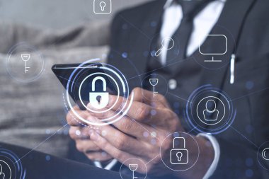 Bir programcı, bir siber güvenliği hacker saldırılarından korumak ve müşterilerinin gizli verilerini kaydetmek için akıllı telefonuyla internete giriyor. Hologram simgelerini daktilo eden ellerin üzerine kilitle. Resmi giysi.