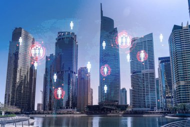Şehir merkezindeki Dubai gökdelenleri. Uluslararası ticaret ve finansal hizmetler merkezi. Sosyal ağ simgeleri hologram, insanların bağlantı konsepti. Çifte maruziyet. Dubai Kanalı Rıhtımı.