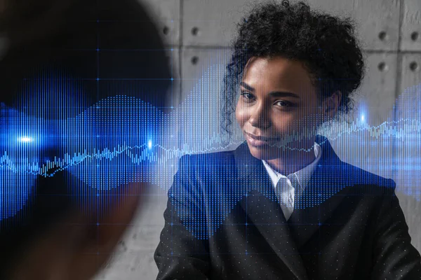 Twee zakenvrouwen werken in het moderne kantoor samen aan een nieuw project. Dubbele belichting. Het concept van succes. Forex beursgrafiek. — Stockfoto