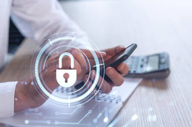 Bir programcı, bir siber güvenliği hacker saldırılarından korumak ve müşterilerinin gizli verilerini kaydetmek için akıllı telefonuyla internete giriyor. Hologram simgelerini daktilo eden ellerin üzerine kilitle. Resmi giysi.