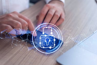 Bir programcı, bir siber güvenliği hacker saldırılarından korumak ve müşterilerinin gizli verilerini kaydetmek için akıllı telefonuyla internete giriyor. Hologram simgelerini daktilo eden ellerin üzerine kilitle. Resmi giysi.
