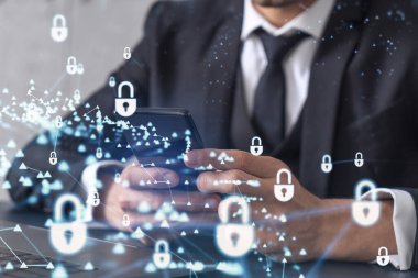 Bir programcı, bir siber güvenliği hacker saldırılarından korumak ve müşterilerinin gizli verilerini kaydetmek için akıllı telefonuyla internete giriyor. Hologram simgelerini daktilo eden ellerin üzerine kilitle. Resmi giysi.
