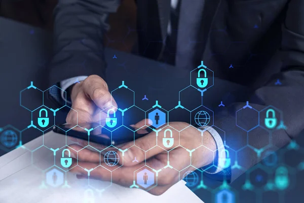 Bir programcı, bir siber güvenliği hacker saldırılarından korumak ve müşterilerinin gizli verilerini kaydetmek için akıllı telefonuyla internete giriyor. Hologram simgelerini daktilo eden ellerin üzerine kilitle. Resmi giysi.