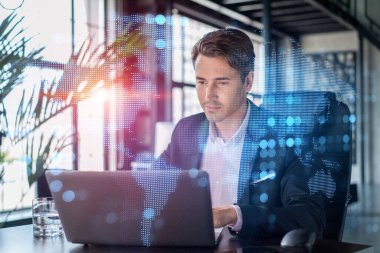 İş yerindeki takım elbiseli yakışıklı işadamı uluslararası iş danışmanlığı için yeni çalışanlar arıyor. İK ve sosyal medya hologram simgeleri ofis arka planında