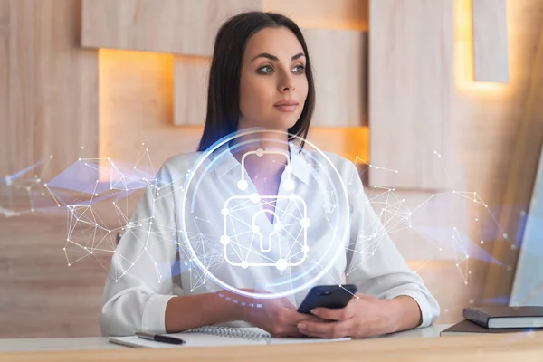 Attraktiv forretningskvinde i hvid skjorte kontrol cybersikkerhed ved hjælp af smartphone til at beskytte klienter fortrolige oplysninger. IT hologram lås ikoner over moderne kontor baggrund. - Stock-foto