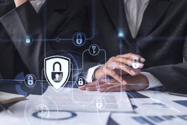 Uluslararası şirketin siber güvenliğini korumak için projede çalışan iki iş kadını. Belgelerle birlikte masadaki Hologram simgelerini kilitle.