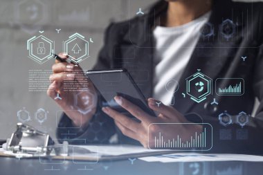 İş kadını, konferans için yüzgeç teknolojisi yaratma ve yenilikçi hizmet için yatırım yapma sözleşmesini imzalıyor. Akıllı telefondan detayları kontrol ediyorum. Hologram teknisyen grafikleri.