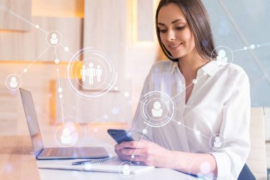 Beyaz gömlekli çekici bir iş kadını uluslararası iş danışmanlığı için yeni adayları kontrol etmek için akıllı telefon kullanıyor. Modern ofis geçmişi üzerinde HR ve sosyal medya simgeleri.